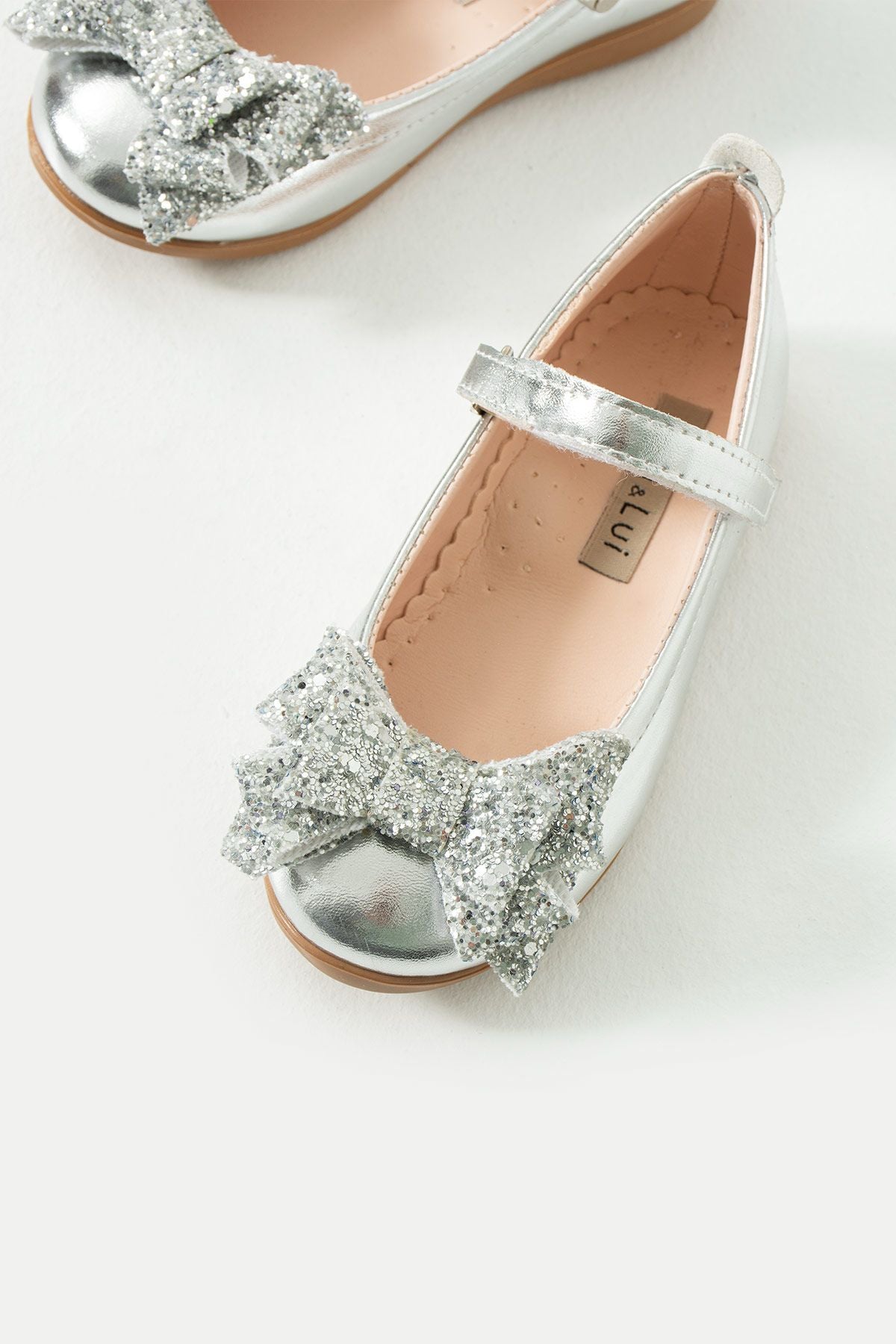 Ballerina with glittery bow 26